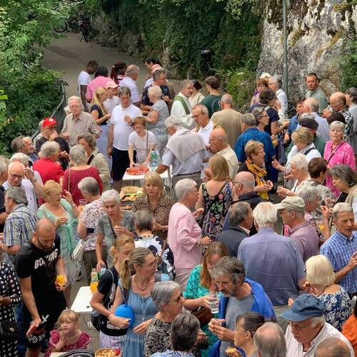 Moment de convivialité après la messe